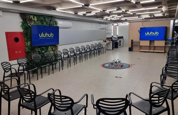 Foto do espaço do salão de treinamentos da Uluhub disponível para aluguel em Divinópolis