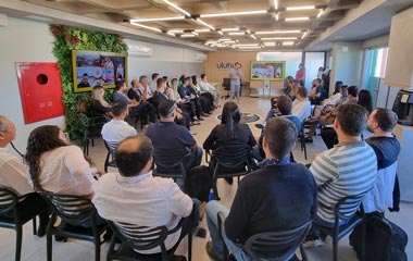 Foto de um encontro do treinamento personalizado (projeto in company) realizado pela Uluhub para a Master internet em Divinópolis